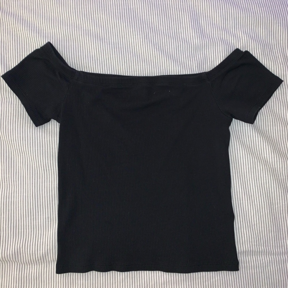 OFF THE SHOULDER BLACK CROP TOP